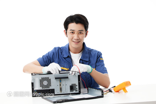 年轻维修工与软件开发 数字时代的技术双翼