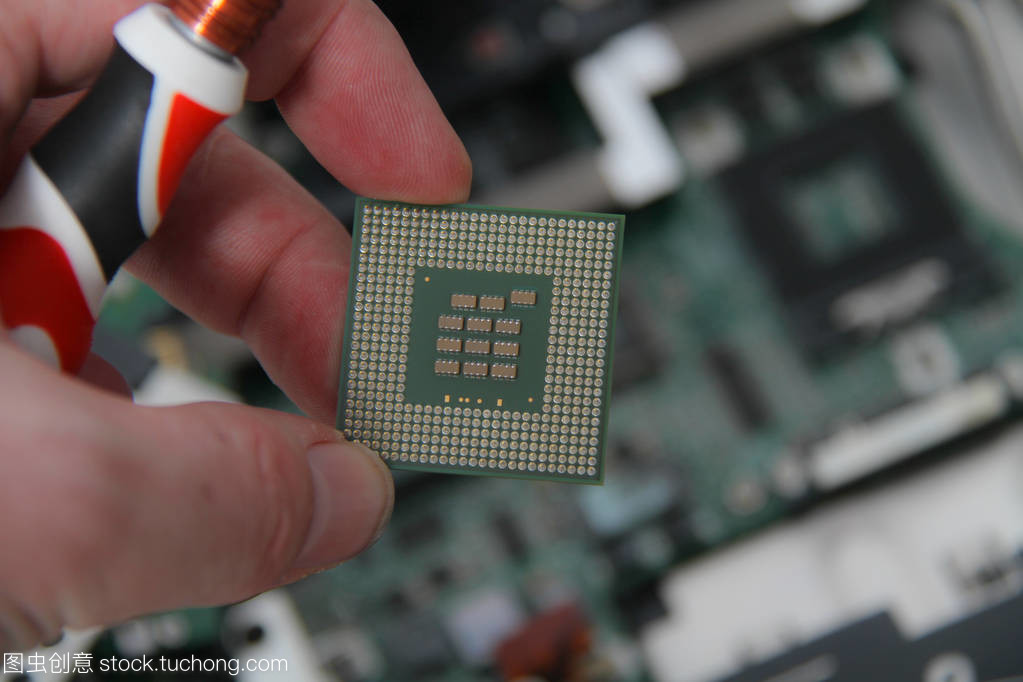 指尖上的代码与齿轮 一位计算机维修师的微观世界